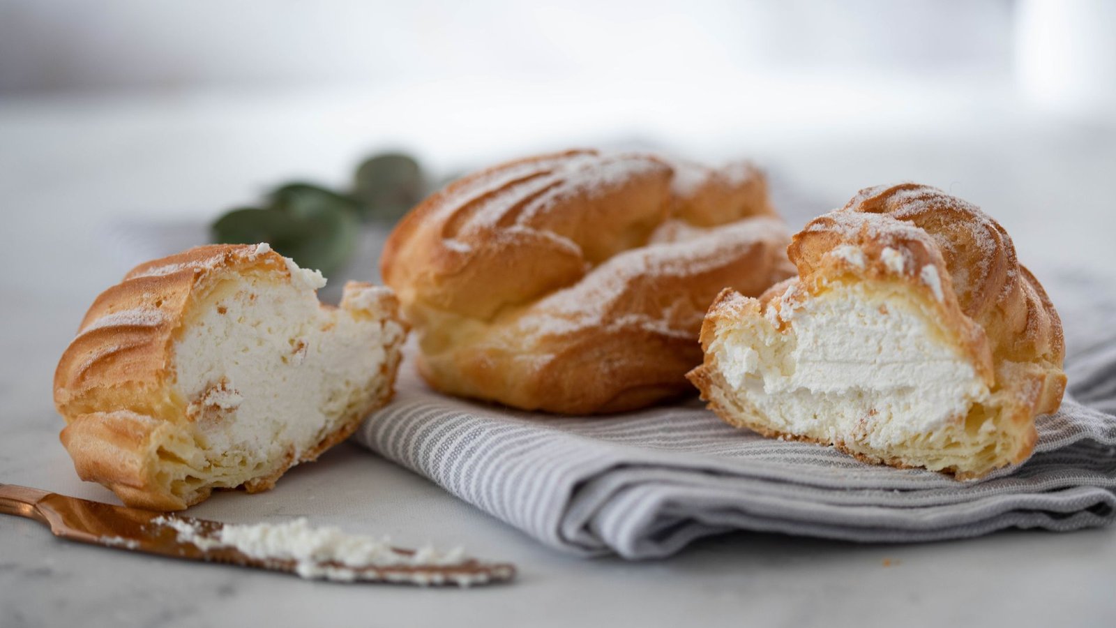 You are currently viewing How Fresh Ingredients Make All the Difference in Our Cream Puffs